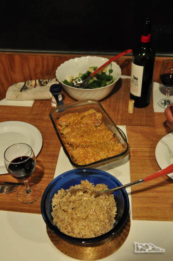 Delicioso jantar feito pela Ana acompanhado de bom vinho em nosso chalé em Coyhaique, a maior cidade ao longo da Carretera Austral, no sul do Chile
